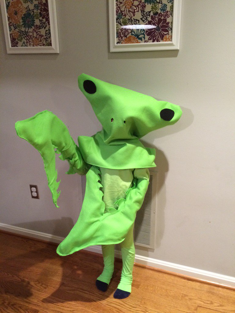 TheDroolist's tweet photo. Big kid wants a food web theme for #Halloween. Praying mantis, lady bug &amp; aphid #costumes. Good thing I #sew. https://t.co/x4S5O2YspW