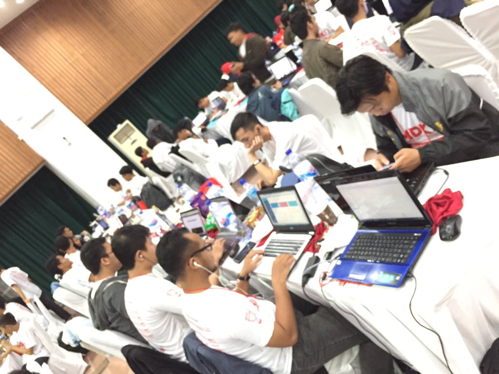 indigoincubator's tweet photo. Suasana serius coding #hackathonMDK#BDG https://t.co/7WPPtO2hKr