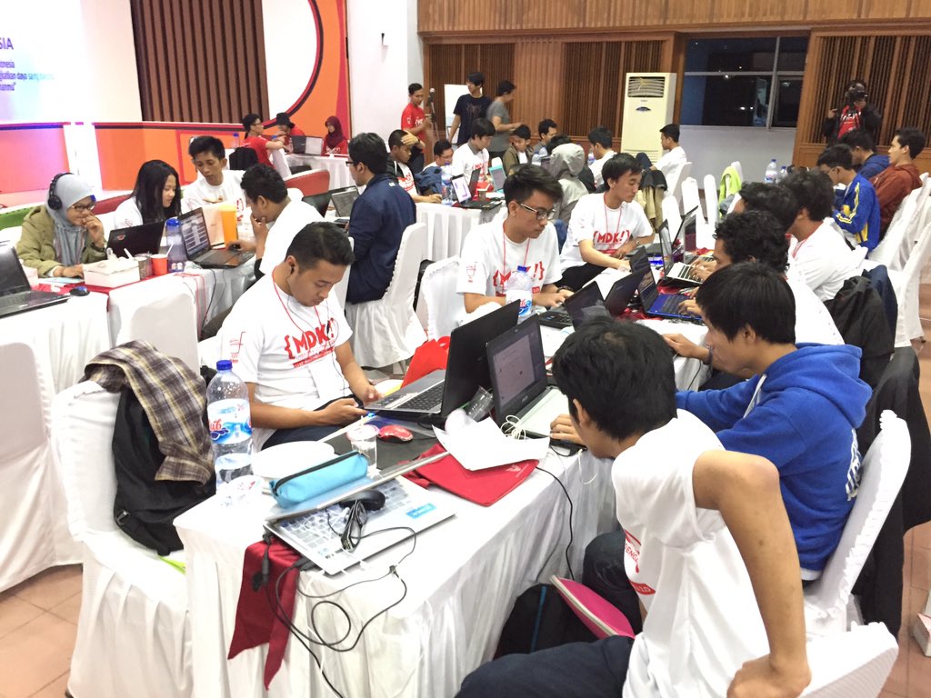 indigoincubator's tweet photo. Suasana serius coding #hackathonMDK#BDG https://t.co/7WPPtO2hKr
