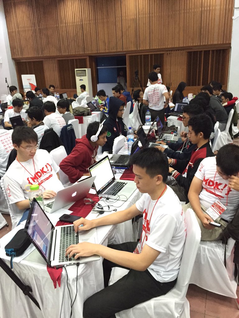 indigoincubator's tweet photo. Suasana serius coding #hackathonMDK#BDG https://t.co/7WPPtO2hKr