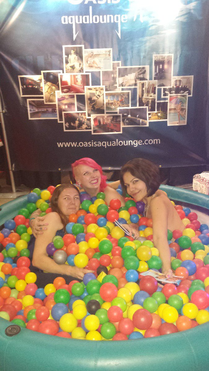 CreamECookie's tweet photo. Fun times in the ball pit @oasis231mutual https://t.co/LCiY04URgN