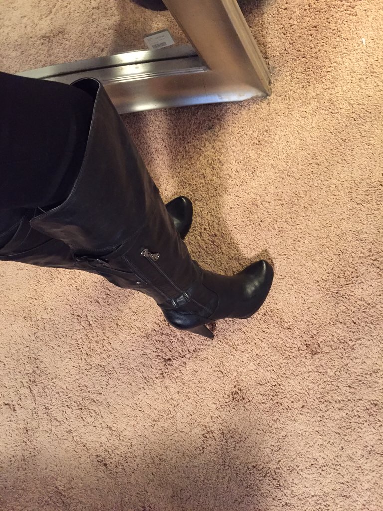 ShoeDaddy69's tweet image. @housewifekelly Where the @GUESS boots a big hit last night?? 😆 #bootporn #bootbabe