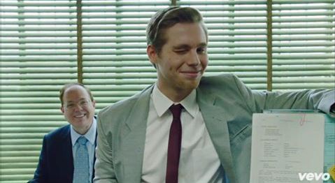 5SOFunny's tweet photo. If you love Luke rt 😊
#PortugalWant5SOSBack https://t.co/HnfnGcUVKN
