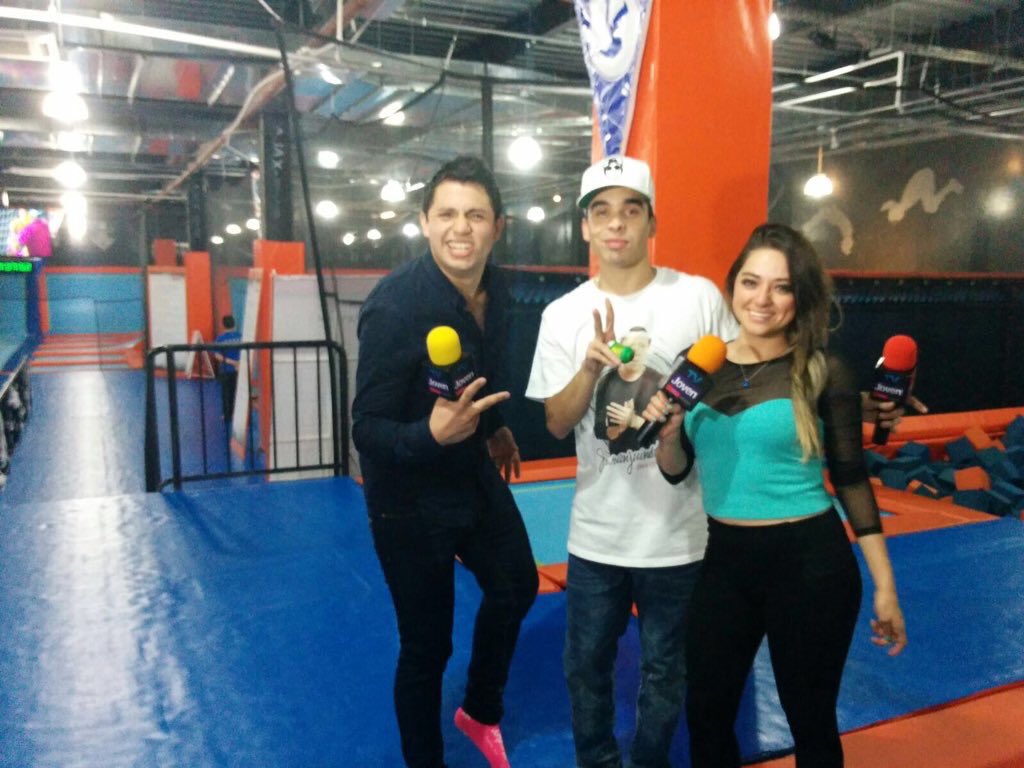SoyChemaTellez's tweet photo. Si quieres ver cómo mi bro @mcdavoo se divierte como niño, no te pierdas #ElMixTV desde @jumpin_mx @tvjoven https://t.co/3qo1iVraKy