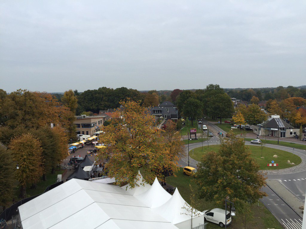 KeiGoedBorger's tweet photo. Prachtig ... levendig ... herfstgroen uitzicht vanuit het reuzenrad op het nieuwe dorpsplein van #Borger https://t.co/VXkXJg1LGS
