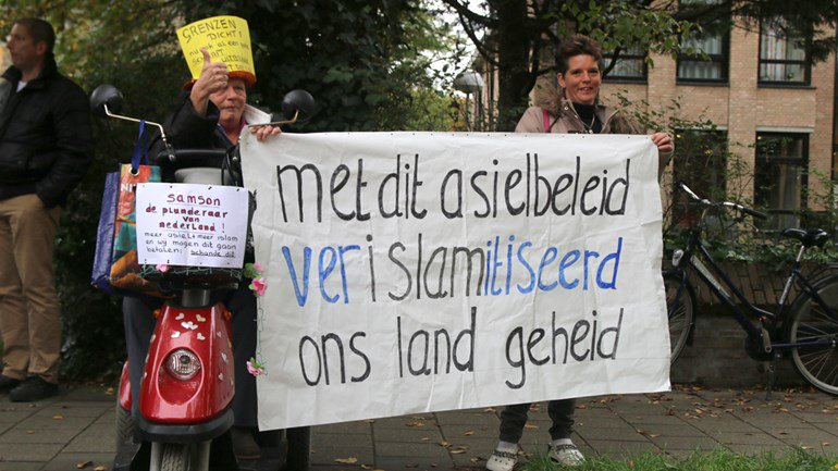 widtvoet's tweet photo. Demonstratie tegen komst vluchtelingen op Scheveningseweg in Den Haag https://t.co/ckY3CMEFBm https://t.co/PSz03V4MQN