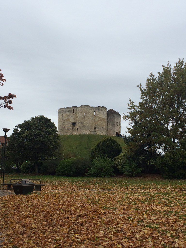 LunarossaUK's tweet photo. Autumn in York @yorkwalls @VisitYork @RetweetYork https://t.co/8wQ9GJTLka