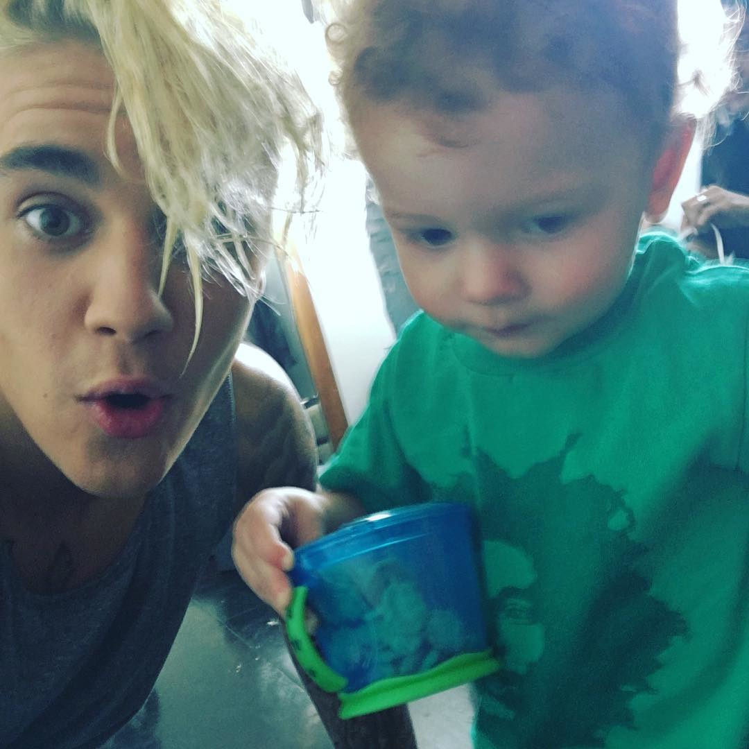 biebersmaniabr's tweet photo. MIL RT'S = MIL VOTOS  

@justinbieber  VoteNOWBelieber #EMABiggestFansJustinBieber https://t.co/pPvvyczUwO