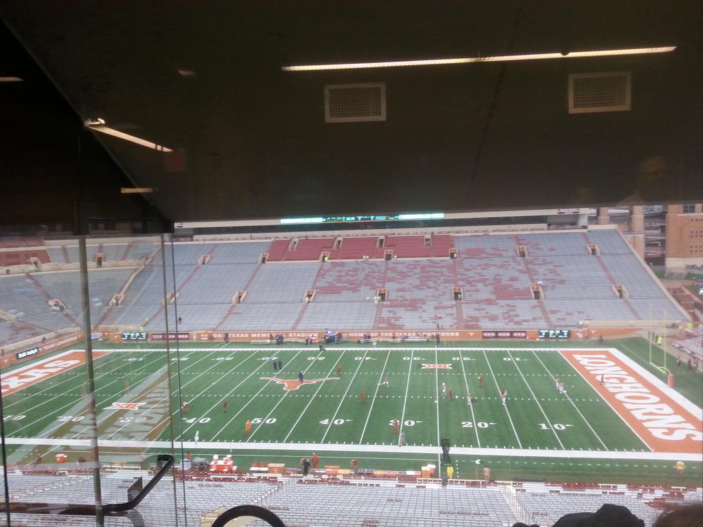 TalentedStats's tweet photo. Late arriving crowd for drenched Kansas St @TexasSports w/ excited FS1 crew. Hear @JoeDavisFOX, Brady Quinn Noon ET https://t.co/5UAY9wpSsO