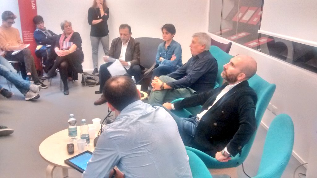 Stragiuse's tweet photo. Breaking Bad contro Madame Bovary: chi vincerà? Donato Carrisi, in ottima compagnia, su TV e narrativa a #bmc15 https://t.co/dg4kd0rYYo