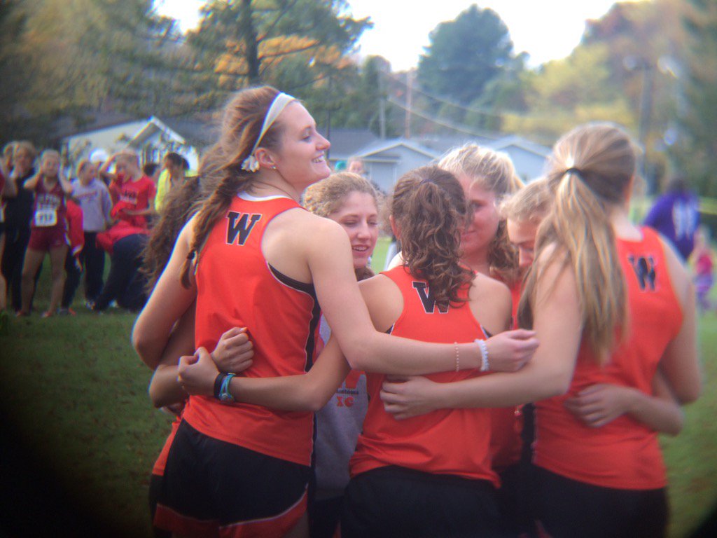 AndrewPekarek's tweet image. At the @wiaawi D1 Manitowoc sectional &amp;amp; @WdpPride getting ready #wisxc #hsswi