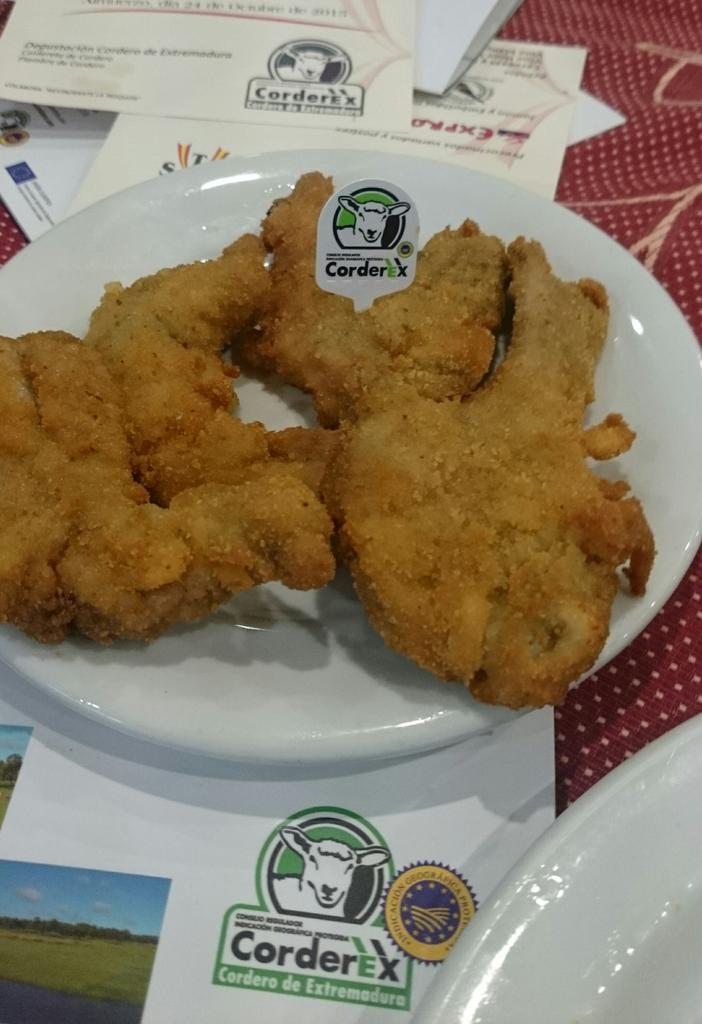 danielmimbrero's tweet photo. Como estropear una buena materia prima en cocina. Cojes una chuleta de cordero y la rebozas https://t.co/lCsIg30whO