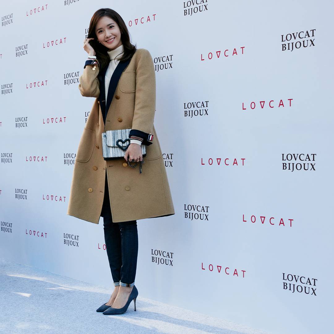 [PIC][24-10-2015]YoonA tham dự buổi fansign cho thương hiệu "LOVCAT" vào chiều nay CSFzSx8UsAAm4IQ