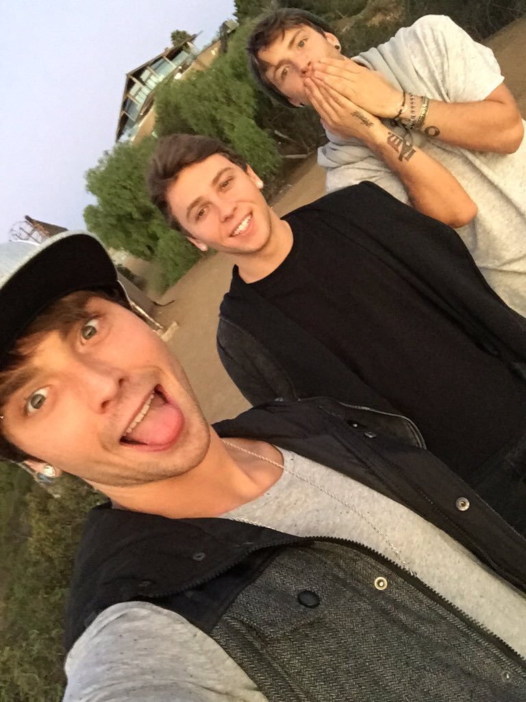 TrueChadwickBRA's tweet photo. E TEM EMBLEM3 JUNTO SIM! Pra deixar vocês mais animados para esse dia de Enem! Boa sorte na prova galera! ❤️🙏🏻 https://t.co/SWTzLq8jqP