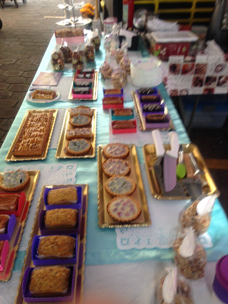 Disfrutando de un café y sin poder decidir cuál postre probar! Los postres de la chef <a href="/PaolaOlayo/">Paola Olayo</a> en <a href="/local777mx/">LOCAL777</a>