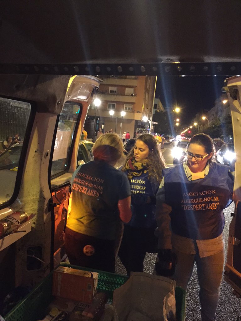 nnggcadizlocal's tweet photo. Noche con Carlos y Nuria de #Despertare ayudando al reparto de alimentos y ropa a las personas sin hogar #Seguimos https://t.co/yGBr4yO1Yd