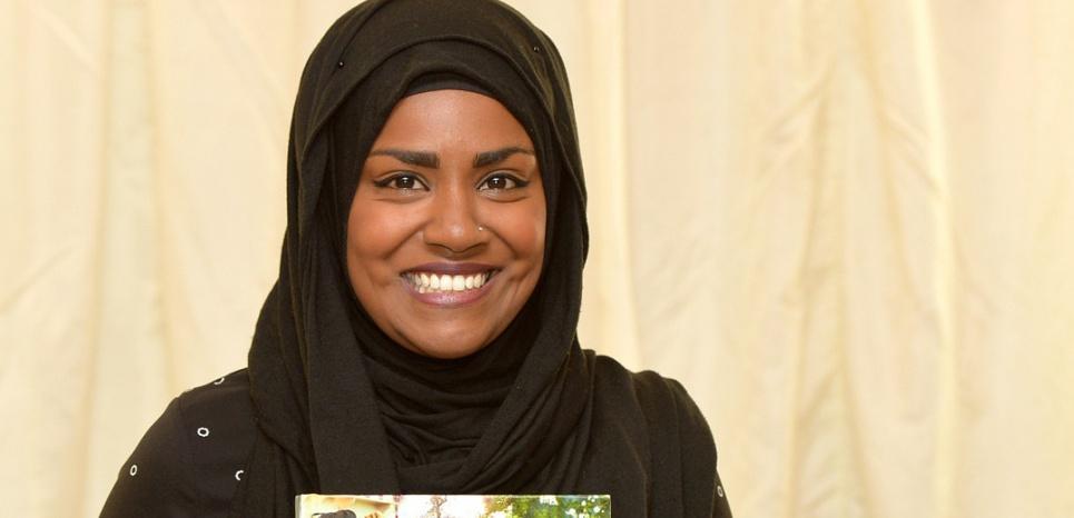 Le_NouvelObs's tweet photo. Angleterre : Nadyia, la pâtissière voilée devenue symbole de l'intégration https://t.co/PV5Uv0jdfx https://t.co/zCFHFDwN6M