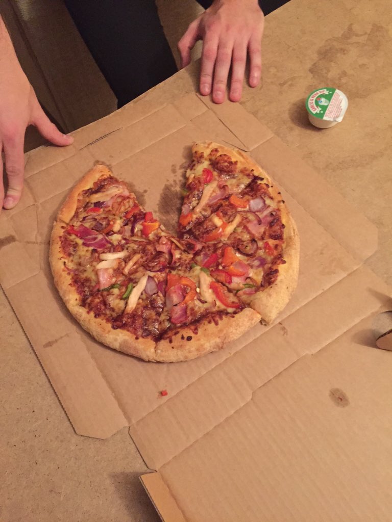 Alonso1Gerard's tweet photo. Just received my dominoes wtf?!?!?! @dominos https://t.co/rh3zNZrgJT