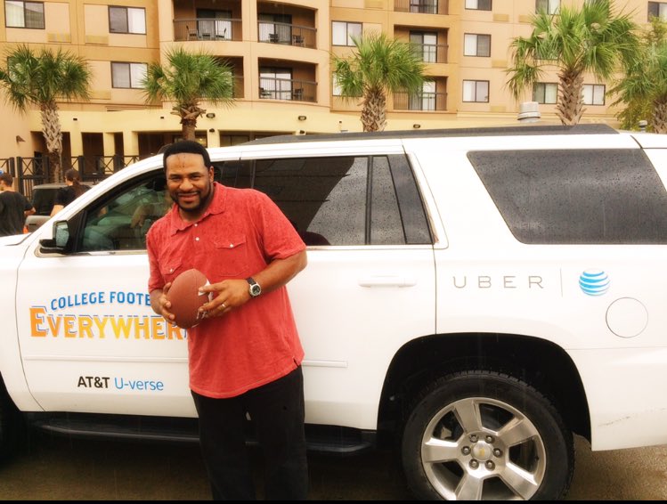 JeromeBettis36's tweet photo. Riding in @Uber around Houston, streaming games &amp; talking #CFE with fans. This is #FootballEverywhere. #ATTAthlete https://t.co/MEfFAVD7YA