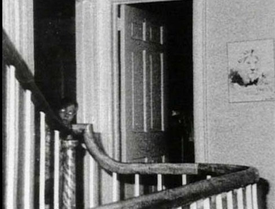 MarkRJones1970's tweet photo. Saw this bak in early 80s on TV 'Pebble Mill At 1'. Taken in #Amityville house during investigation. Creepy! #ghost https://t.co/WrDS51kcLE