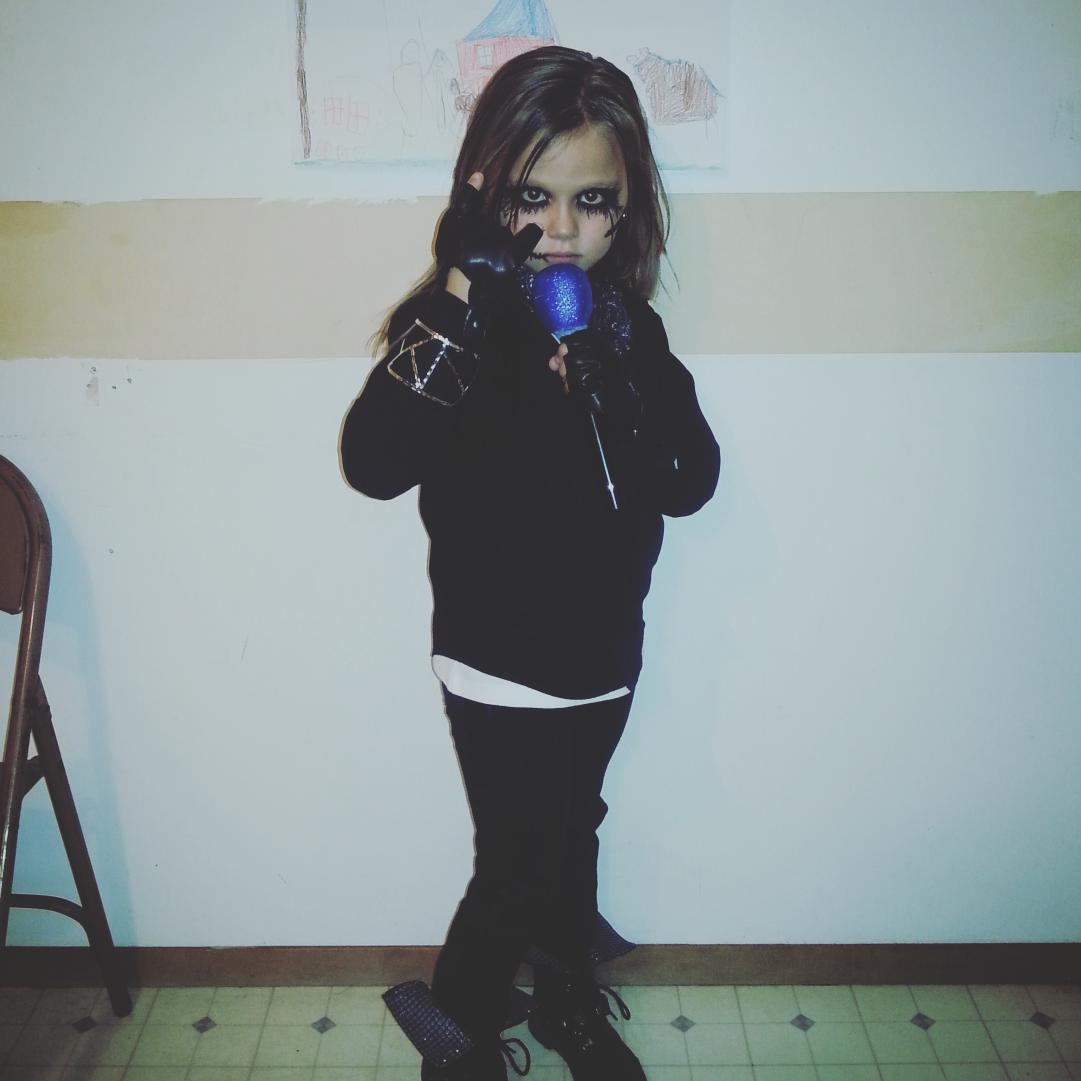SamIAmMe88's tweet photo. @ChrisABiersack My 6yr old asked to be a rock star and look like @AndyBVB for this Halloween. What do u think?  :) https://t.co/NdGJgHY2xq