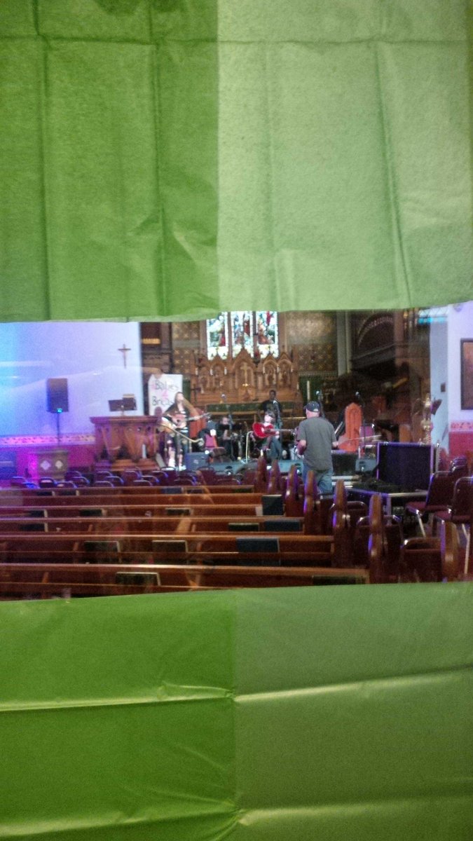 Greening the photo room in prep for <a href="/Babes4Breasts/">Babes4Breasts</a> concert tonight #ottawa #breastcancer @OICCsupport !!