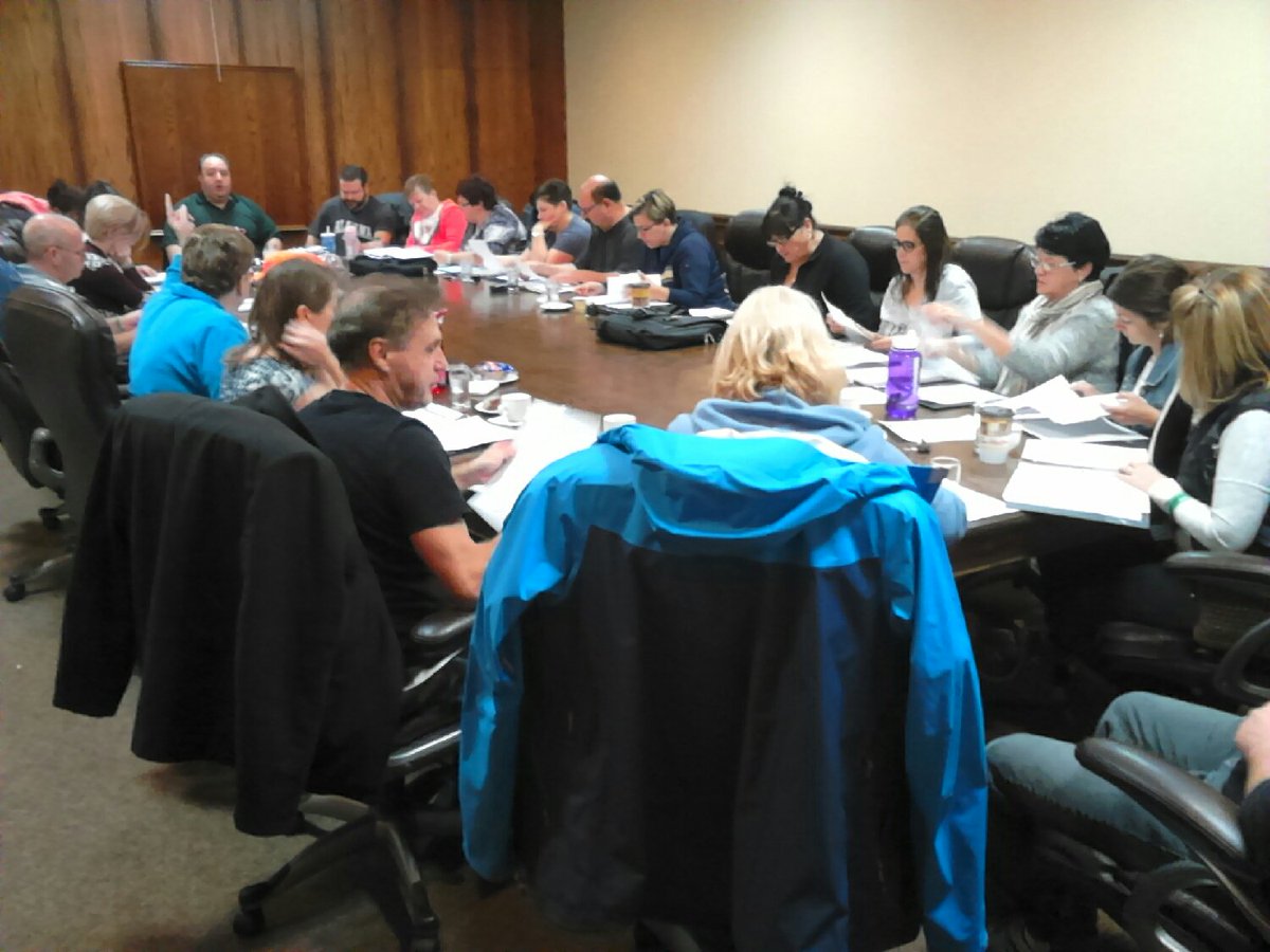CUPE4299's tweet photo. Le comité de grève du SCFP 4299 se réunit afin d'être prêt à tout moment. #NegotiatetoSettle #PreparetoStrike https://t.co/4Btvltfjhx