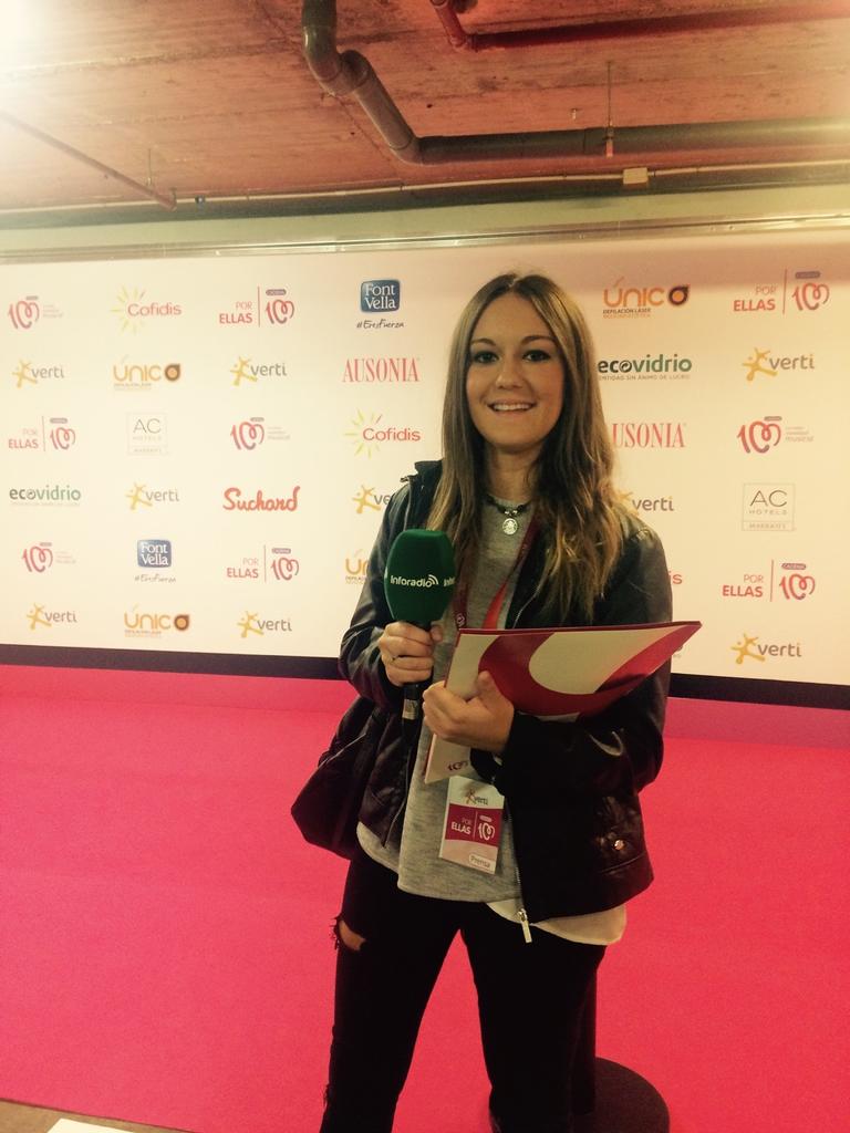 latardenuestra's tweet photo. Aquí la tenemos -> Nuestra reportera más musical @mariacanovasb en el concierto #PorEllas de @CADENA100. https://t.co/5CrIJhP3vp
