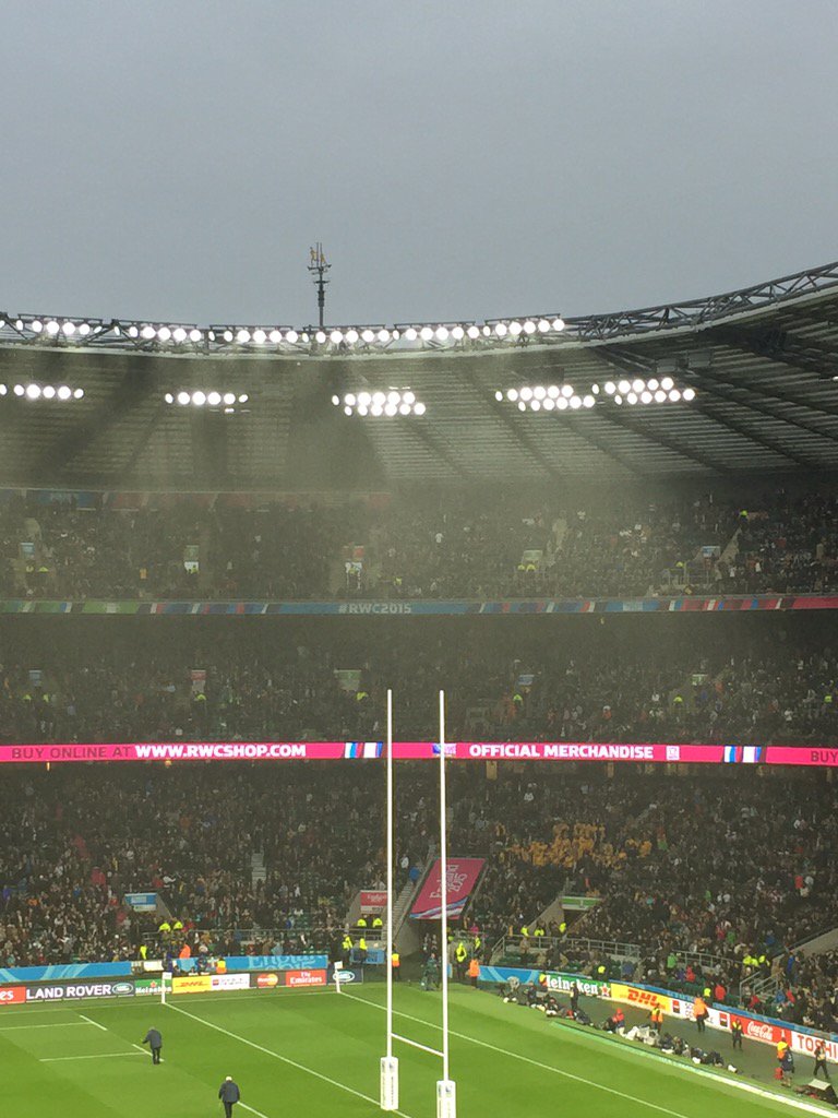 antoineesteve's tweet photo. La pluie tombe sur #Twickenham à la mi-temps de #NZL #RSA ... @itele #RWC2015 #Rugby #Combatdeboue https://t.co/xi5Xjr5DPX