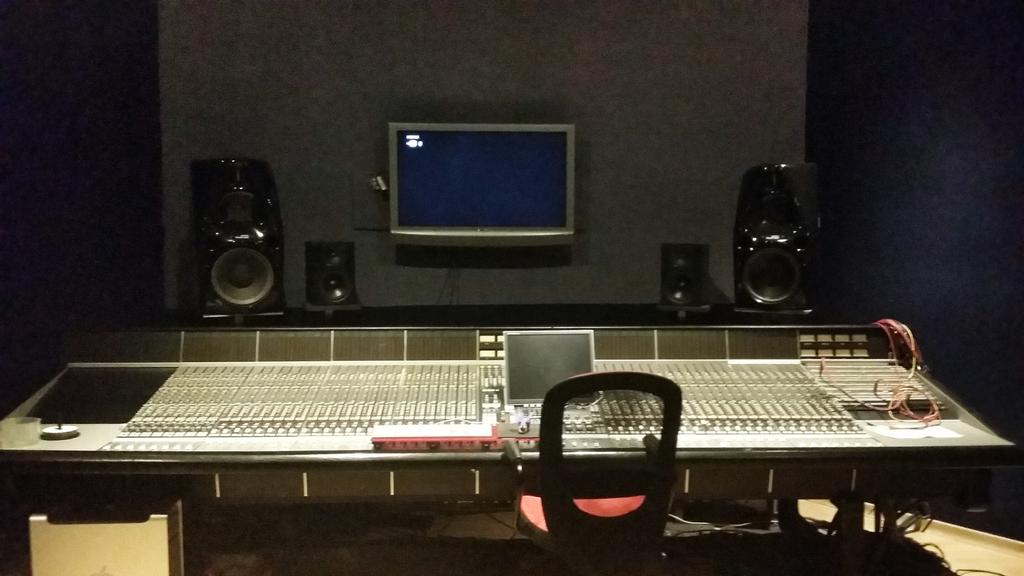 Tengo la sensación de que la nave va a salir volando en cualquier momento. 😲 <a href="/INMUTEBAND/">[IN MUTE]</a> at <a href="/milleniaestudio/">Millenia Estudios</a> #metal