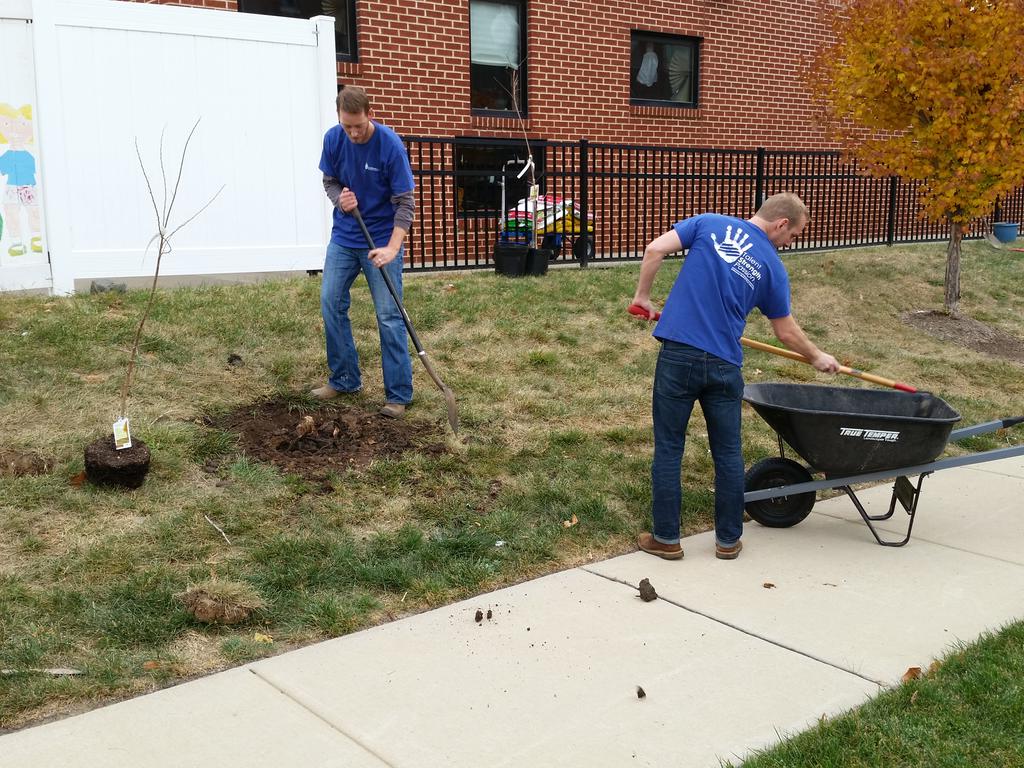 GASA_STL's tweet image. #EnterpriseBank helps @GASA_STL plant trees donated by #plant4peacestl #MDD2015 #stlouis