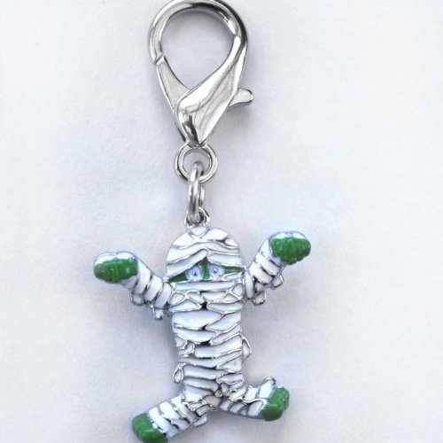 BNYDogs's tweet image. Spooky Halloween Dog Collar Charms xoxo ow.ly/TNnJd #BitchNewYork #HalloweenDogs #SpookyPups #Dogs