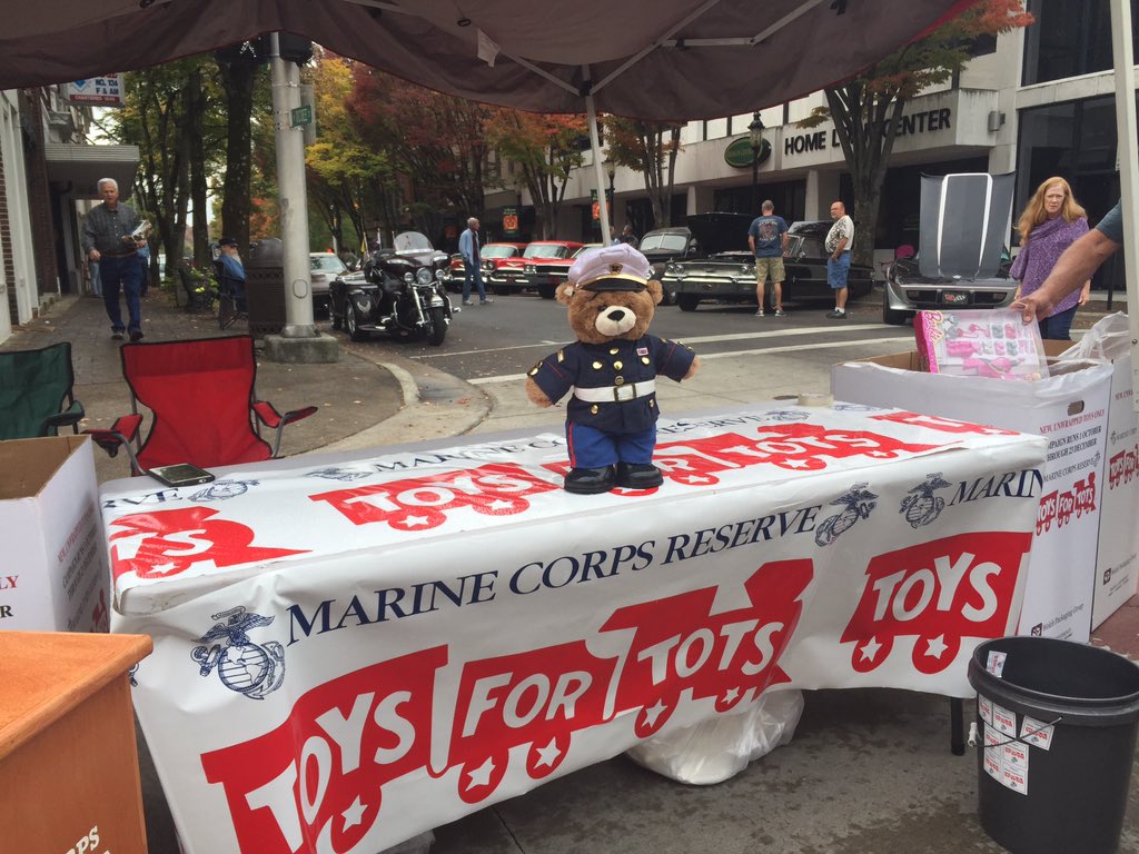 T4TChattanooga's tweet photo. join us in Clevelnd for Main Street cruisers! Such an awesome display of BEAUTIFUL cars! Donate and get a pic w/ me https://t.co/5OUlpKHJQo