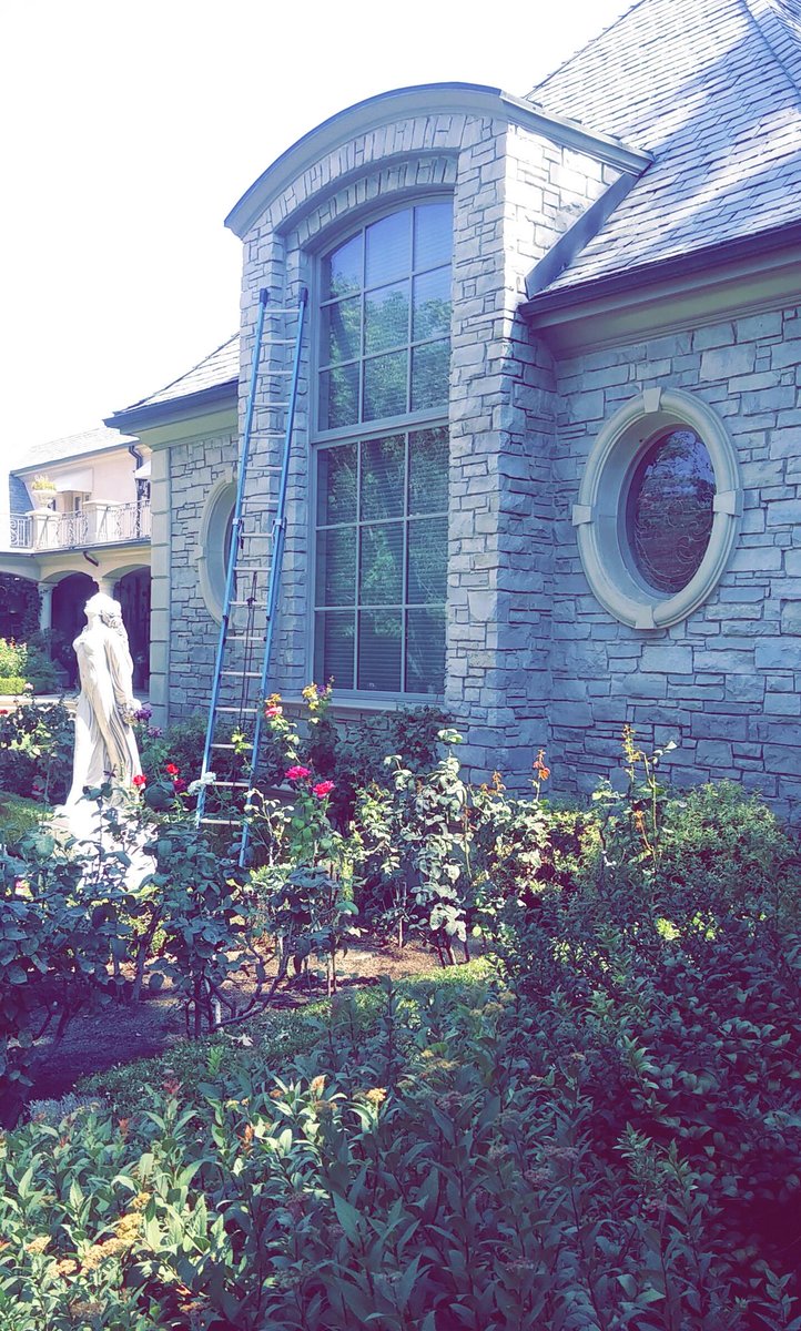 abcwindowclean's tweet image. Watch out for rose bushes on this beautiful home #residential #windowcleaning #ABCwindows