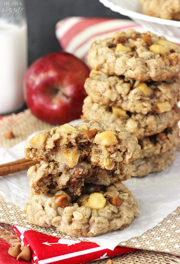 Life_Love_Sugar's tweet photo. Apple Cinnamon Oatmeal Cookies! A little bit of #fall in every b... #apple #cinnamon #cookie https://t.co/ywl4qdq886 https://t.co/2pjIXtGvLj