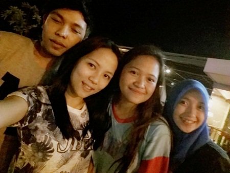poludususan's tweet photo. G'night from us https://t.co/IalMYqGyuf