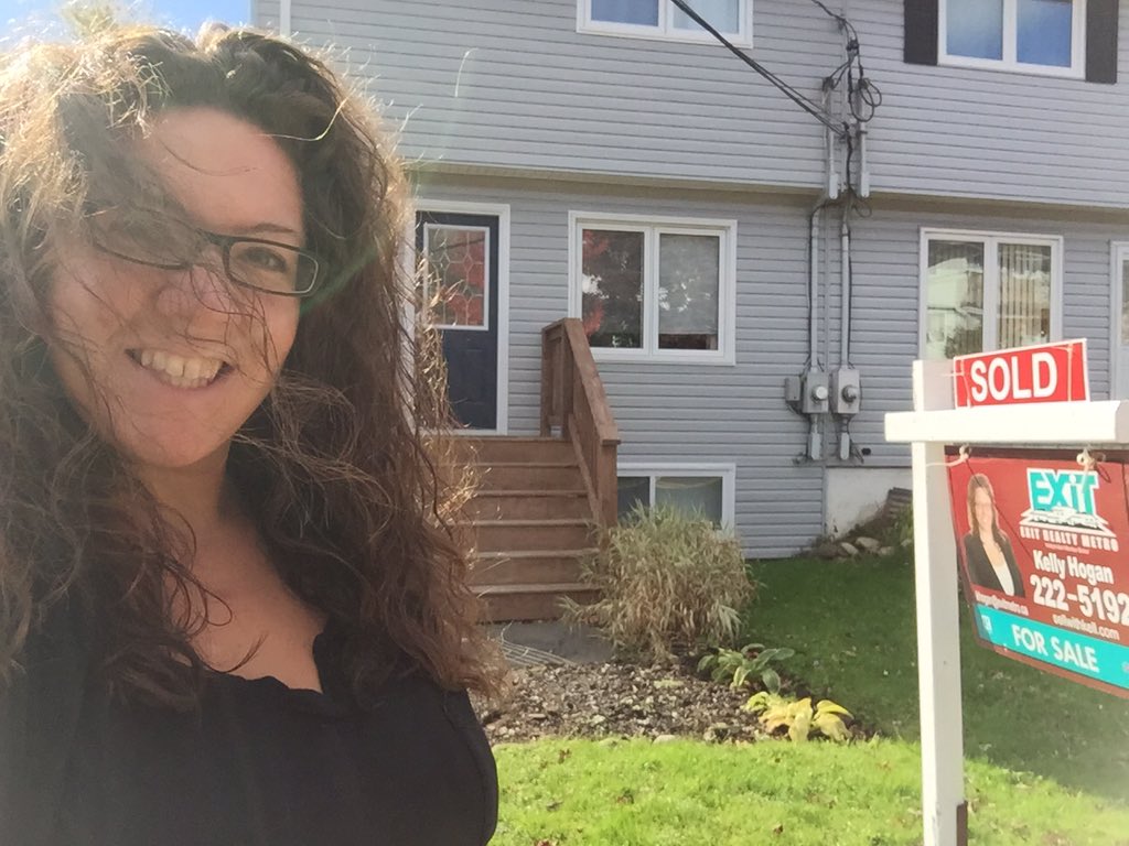 agentSmithhfx's tweet photo. It's a BEAUTIFUL day to post a SOLD sign! #soldin4days #99%ofAsking #halloweenNails https://t.co/JhTAWm1J0U
