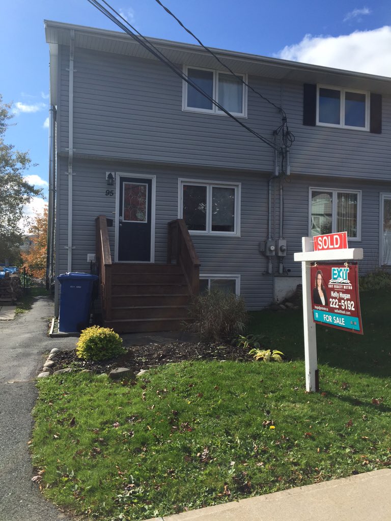 agentSmithhfx's tweet photo. It's a BEAUTIFUL day to post a SOLD sign! #soldin4days #99%ofAsking #halloweenNails https://t.co/JhTAWm1J0U
