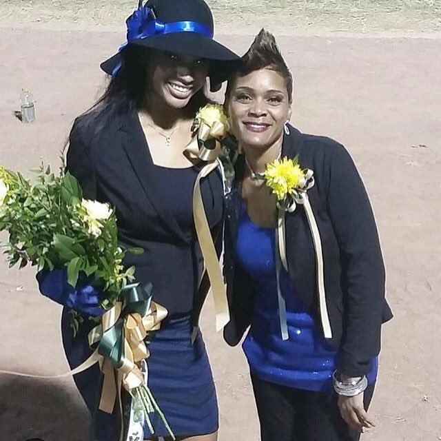 deediepops's tweet photo. 👑🌏💙💙💙💙💙💙 sis &amp; mom #hcqueen la des 💚💛 https://t.co/gABFINW6Jt