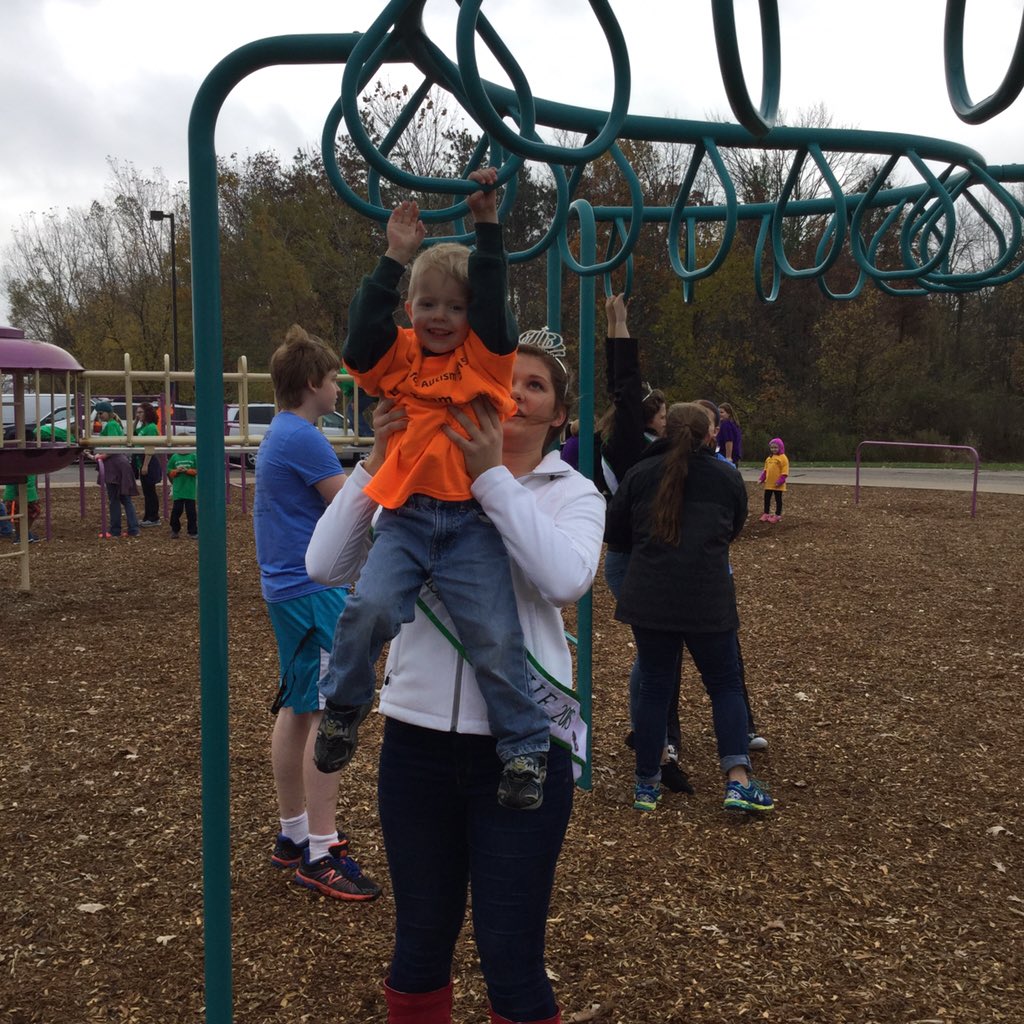 coopsinteract's tweet photo. Had fun helping at the #autismwalk with some great people #autismfamilynetwork https://t.co/HszAHU1QX2