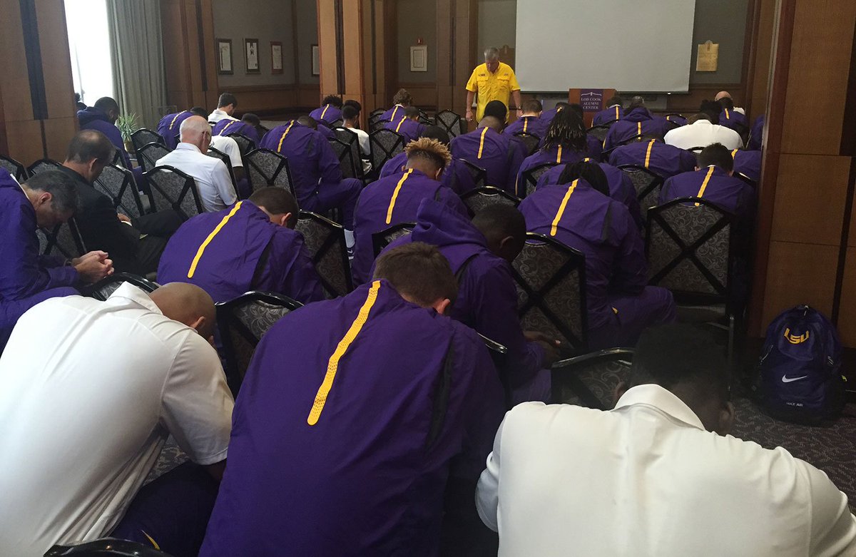 Ali_Enos's tweet photo. Love seeing Charlie Clary leading @LSUfball chapel! RT @LSUsports: Saturday morning chapel for @LSUfball. https://t.co/IAtauriuwg
