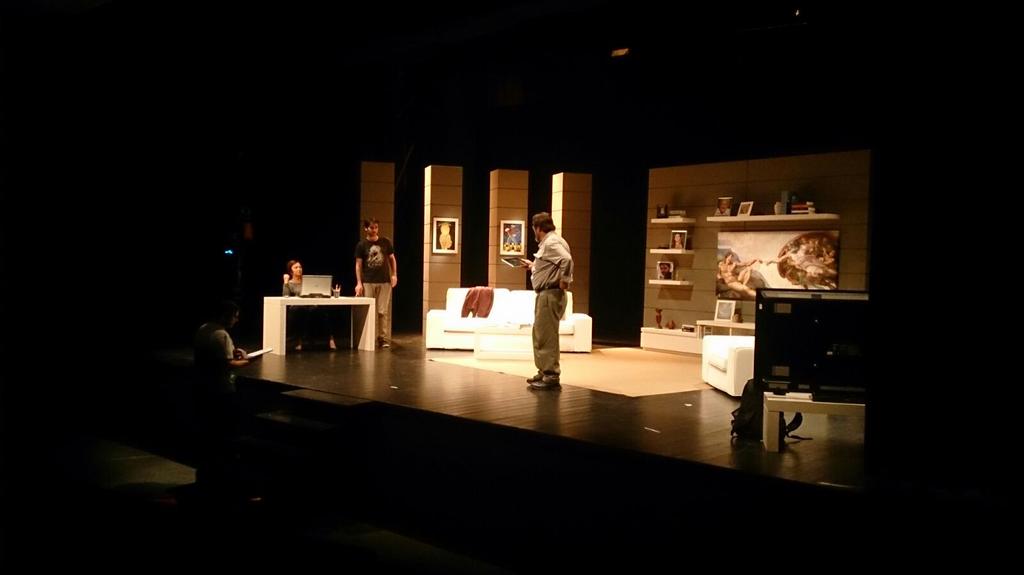 Últimas pinceladas antes del preestreno en Mérida. Esta noche a las 20.30 h en Sala Trajano comediaenfamilia.com