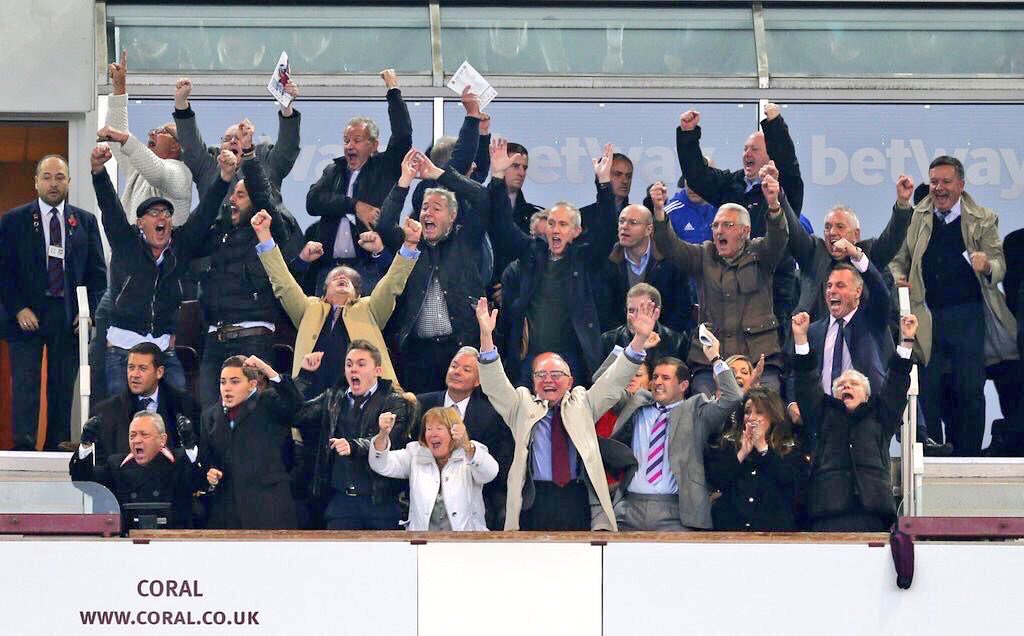 tribundergi's tweet photo. West Ham'ın galibiyeti sonrası West Ham yönetiminin oturduğu bölüm ve arkada umutsuzca sahaya bakan cezalı Mourinho. https://t.co/X0ufSISC6d