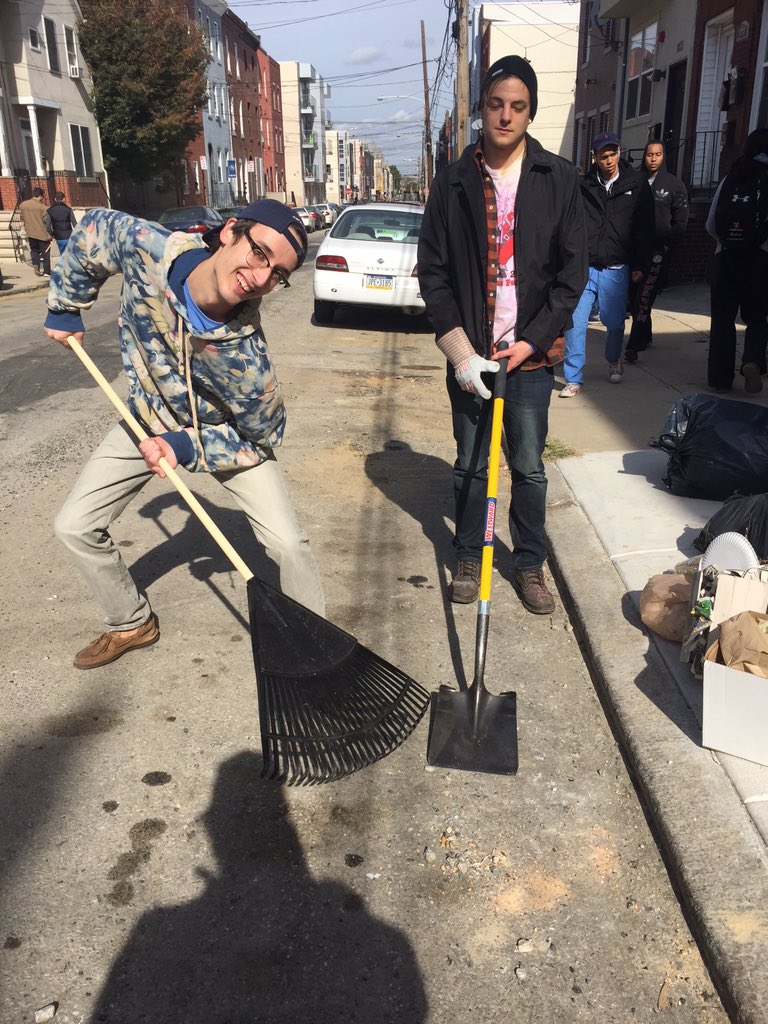 AKLTEMPLE's tweet photo. At least @Awhtomakic is happy to be here. #BlockClean https://t.co/1jMvzWBpXZ