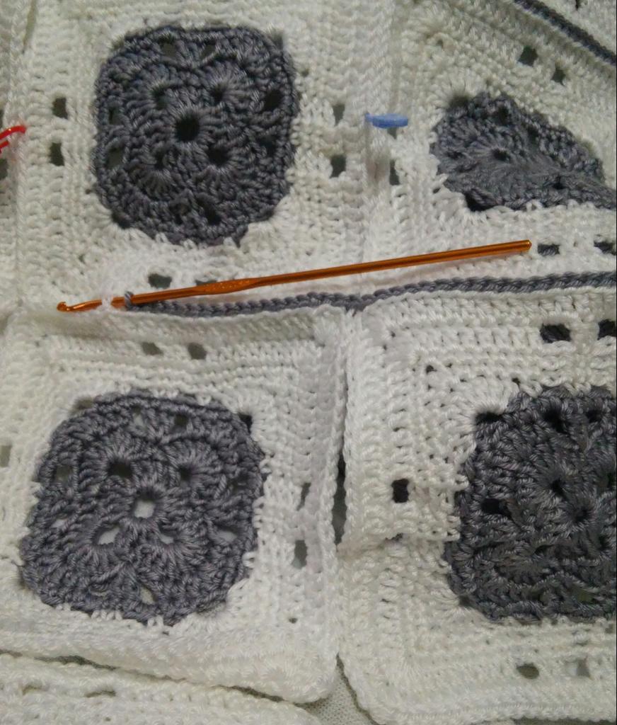 Rincon_labores's tweet photo. Uniendo grannies pasando la tarde. #crochet #ganchillo #granny https://t.co/3IqhQ5MeQz