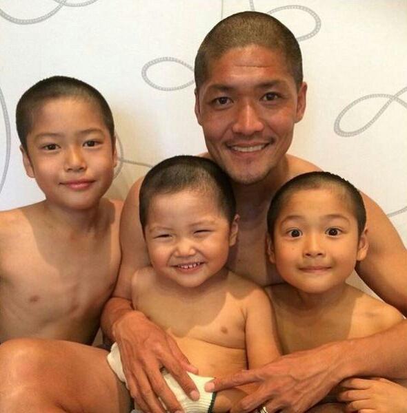 Tommy 夢雀 サッカーの大久保嘉人選手 奥さんが抗がん剤が必要な病気になり 副作用で髪が抜ける可能性のある夫人を 気遣って3人の息子と共に丸坊主に 感動 そして あっぱれ 家族愛 大久保嘉人 T Co Hgenfxsexv Twitter