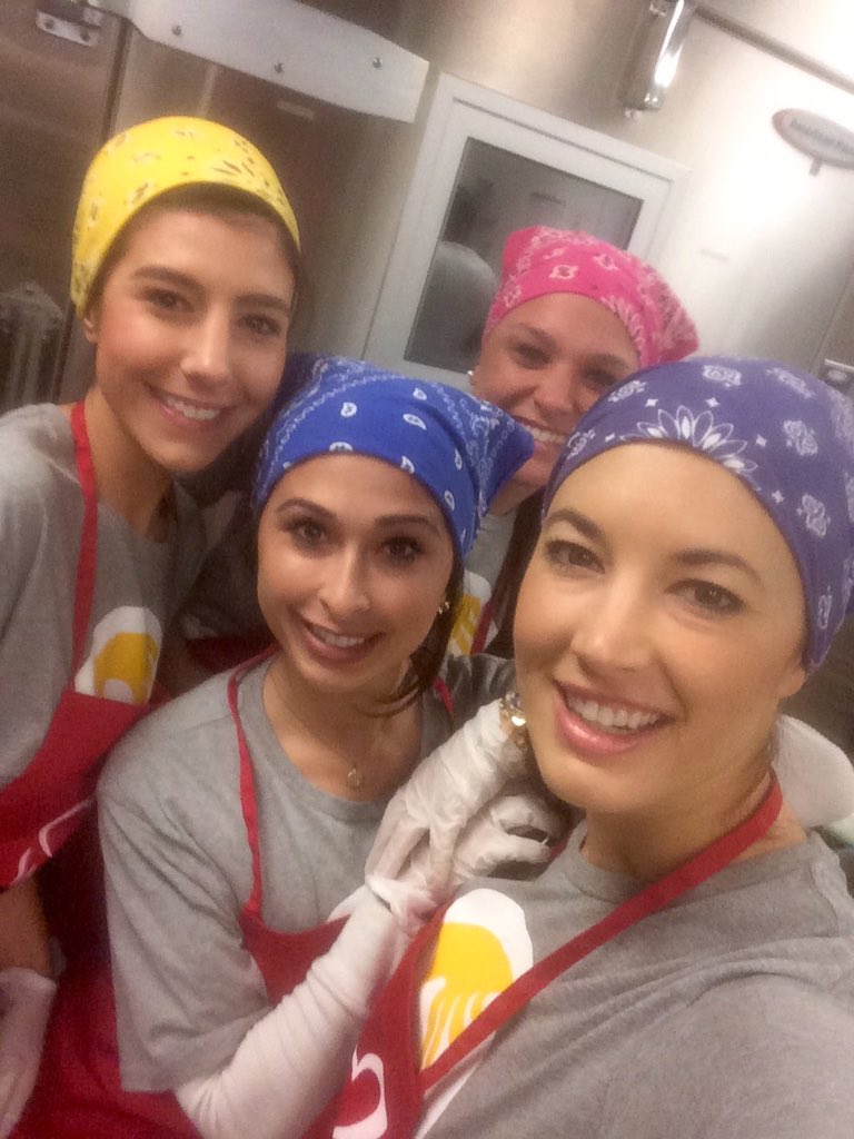 DanielleNLeigh's tweet image. Bandanas on and ready to cook! @LifelongWA @KING5Seattle #MMDay