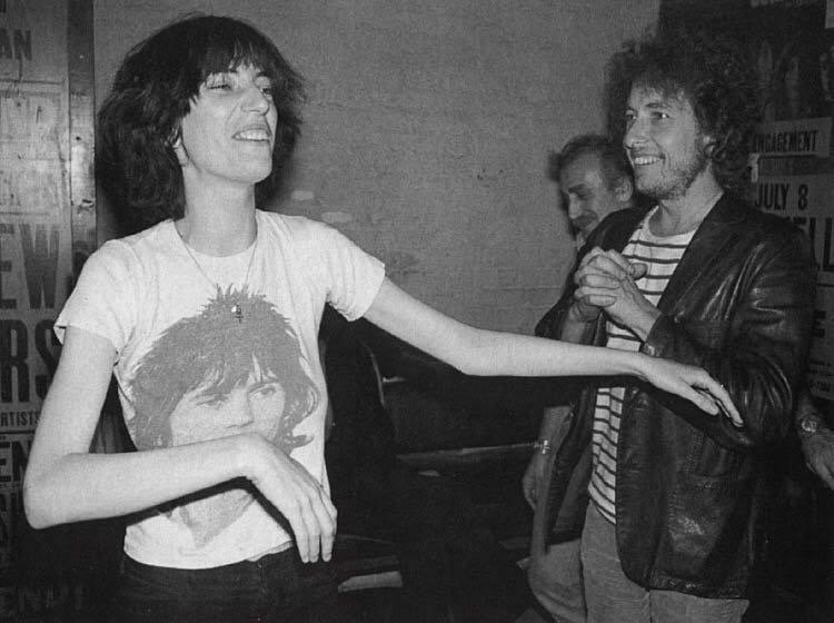 GeekingOnMusic's tweet photo. This photo of #PattiSmith,
in a #KeithRichards t-shirt,
hanging out with #BobDylan,
is one of the coolest pics ever! https://t.co/HoJmJKkACv