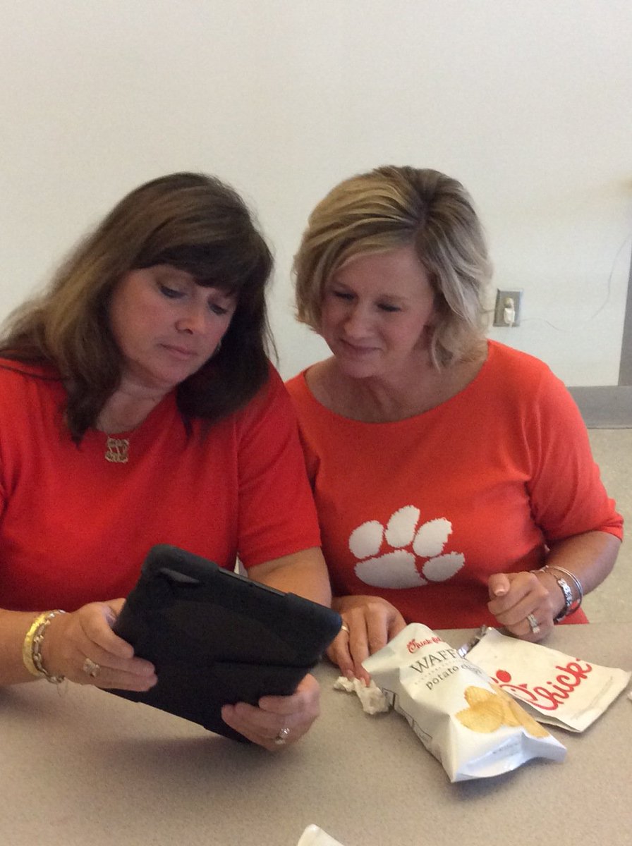 BrandyW24tigers's tweet photo. Lunch with Shari π #dcsdtransform https://t.co/OXyBqtIoo8