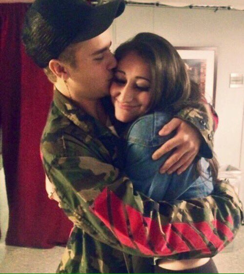 DREWTOKIO's tweet photo. I love how Justin shows so much love to his beliebers . 

#EMABiggestFansJustinBieber https://t.co/8FluTnNFw0